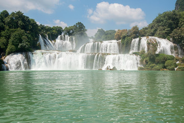 Obraz premium View of the falls from Vietnam during the rainy season when the flow is at its maximum Ban Gioc -Detian Falls is a collective name for two waterfalls on the Quay Son River
