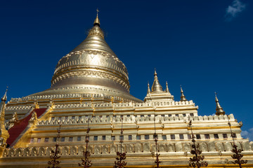 Vista de la Pagoda dorada de Shwezigon en el parque arqueol&oacute;gico de Bagan. Myanmar