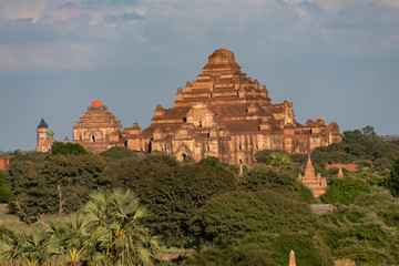 Vista del Templo Dhammayan Gyi en el parque arqueológico de Bagan. Myanmar