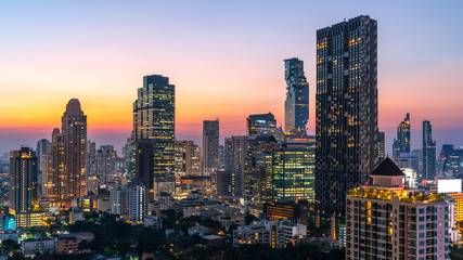 Fototapeta premium Bangkok City - Widok z lotu ptaka piękny zachód słońca Bangkok city tower panoramę centrum Tajlandii, pejzaż w nocy, krajobraz Bangkok Tajlandia