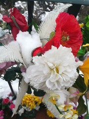 Fausses fleurs en hiver avec de la neige 
