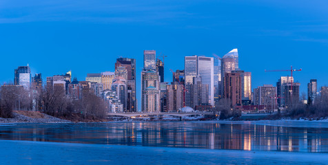 Naklejka premium Calgary's skyline along the Bow River in winter.