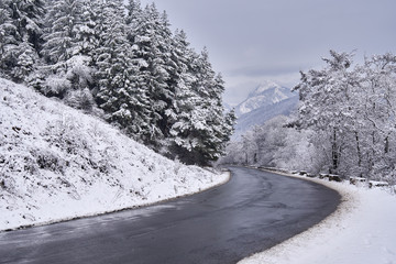 Obraz premium Winter road in the mountains