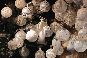 Wei&szlig;e Weihnachtskugeln in verschiedenen Ausf&uuml;hrungen