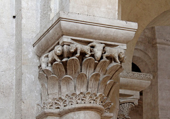 Cattedrale di Bari; capitello con decorazioni a foglie e figure animali