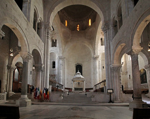 Cattedrale di Bari; presbiterio con ciborio dalla navata centrale