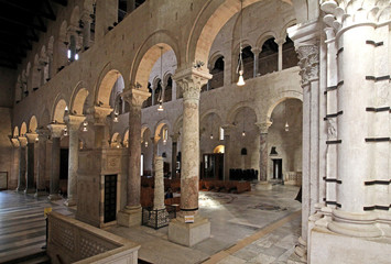 Cattedrale di Bari; prospettiva dell'interno dalla navata destra