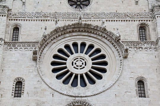 Cattedrale di Bari; rosone in facciata sormontato da una cornice con decorazioni in forme vegetali e figure zoomorfe