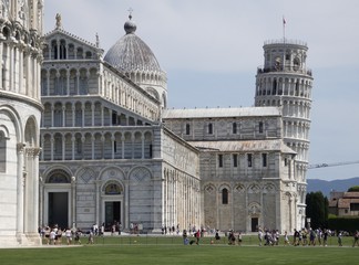 Catedral de Santa María Asunta, Duomo di Pisa, en la Piazza dei Miracoli, católica romana medieval dedicada a la Asunción de la Virgen, arte románico.