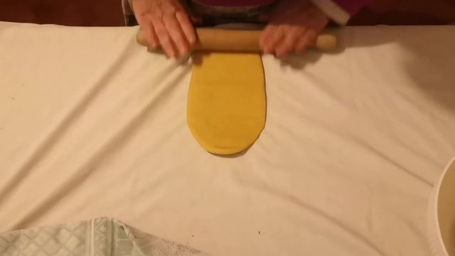 lavorazione e preparazione per l'impasto dei tortellini