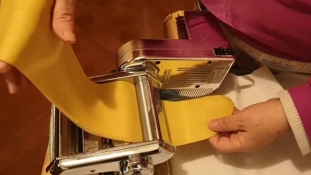 lavorazione e preparazione per l'impasto dei tortellini