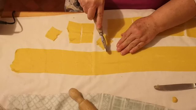 lavorazione e preparazione per l'impasto dei tortellini