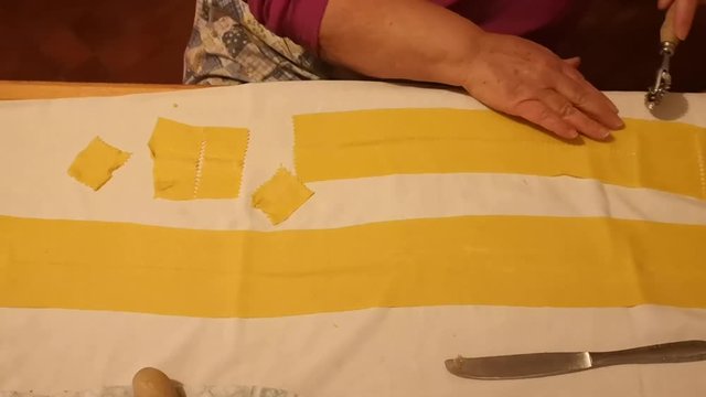 lavorazione e preparazione per l'impasto dei tortellini