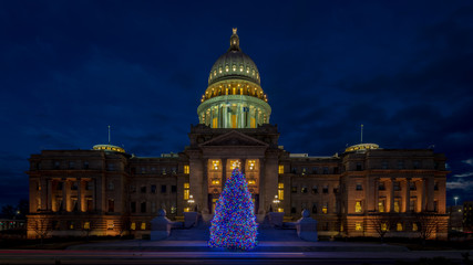 Obraz premium Christmas tree at the Idaho State Capital building at night
