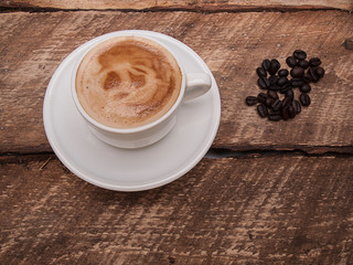 café latté avec grains de café