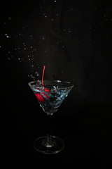 カクテルグラスとサクランボ