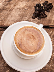 café latté sur planche de bois
