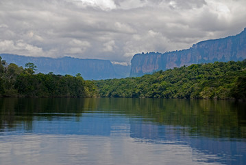 Auyantepuy Visto desde el rio Carrao
