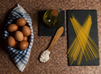 huevos harina spagueti cuchara aceite