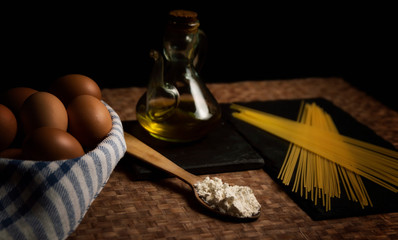 huevos harina spagueti cuchara aceite