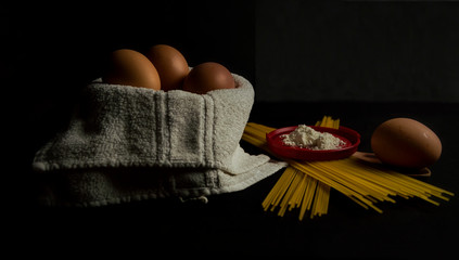 huevos harina spagueti cuchara aceite