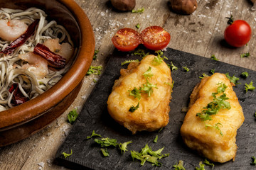 merluza con gulas tomate cherry