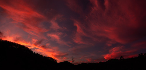 Atardecer rojo viento sur nubes