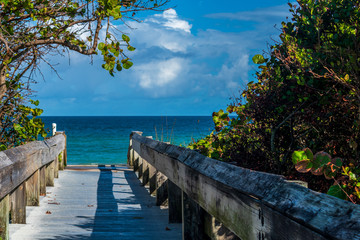 Fototapeta premium Bridge to the beach