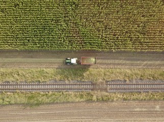 Fototapeta na wymiar Traktor aus der Vogelperspektive - Maisernte