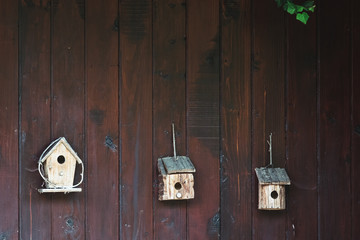 Mangeoires en bois pour les oiseaux