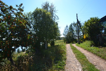 Obraz premium грунтовая дорога на окраине небольшого города на севере Пермского края