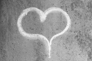 Heart drawn in chalk on a gray concrete wall