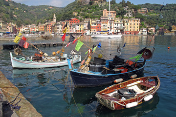 Fototapeta premium Portofino, Włochy 04-12-2011 Łodzie rybackie w porcie Portofino, miejscowości wypoczynkowej na Riwierze Włoskiej.