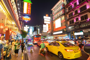 Naklejka premium China Town o nazwie Yaowarat w nocy w godzinach szczytu, Bangkok, Tajlandia.