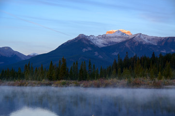 秋のカナディアンロッキー　夜明けの朝霧のバーミリオン湖（バンフ国立公園　カナダ・アルバータ州）
