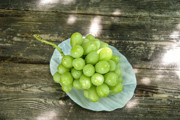 皿の上のシャインマスカット