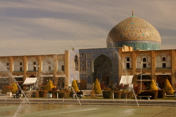 Naklejka premium Fountain at Naqsh-e Jahan Square. Sheikh Lotfollah Mosque as a background. Isfahan. Iran