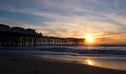 Obraz premium Sunset over the Pacific Beach Pier in San Diego