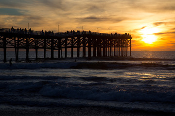 Obraz premium Sunset over the Crystal Pier in Pacific Beach, San Diego