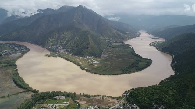 Tilting drone shot of the so called 'First Bend of the Yangtze river' in China