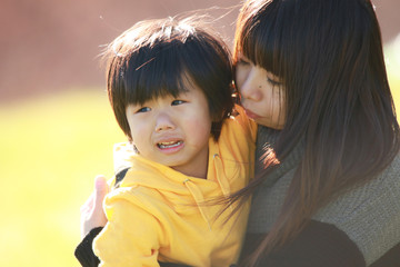 泣く男の子