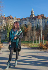 Obraz premium hübsche frau vor einem Schloss