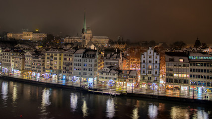 Zürich - Häuserfront an der Limmat zu Weihnachten in der Nacht