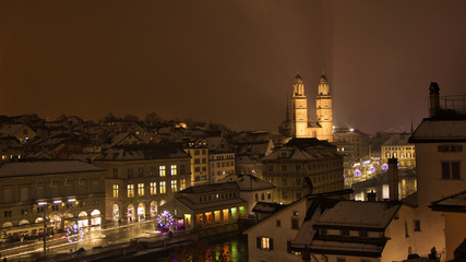 Über Zürichs Dächern in einer Winternacht