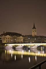 Zürich und St. Peter-Kirche bei Nacht im Winter