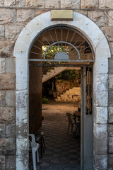 Obraz premium Entrance to an old internal patio