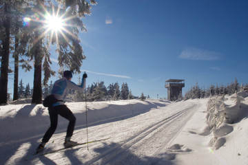 Skifahrer Langlauf läuft auf Skiloipe in der Sonne