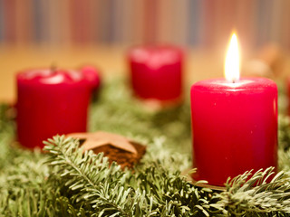 Leuchtende Kerzen auf einem Adventkranz