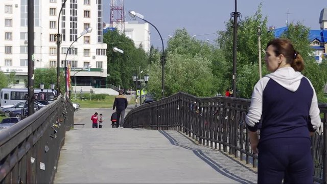Surgut. Park across the Saima - people on the bridge.