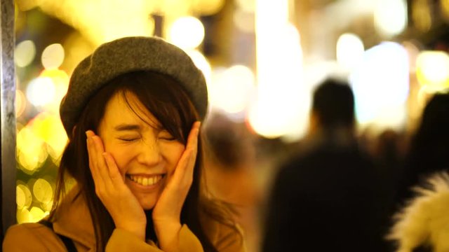 照れる女性・東京・表参道・クリスマス・クリスマスイルミネーション
